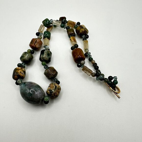 16” Agate stone and crystal accent beaded necklace! - Picture 4 of 11